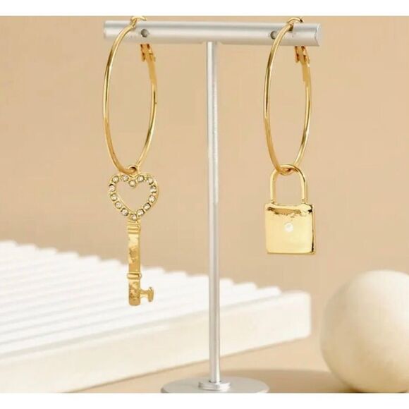 🔐 NEW lock & key hoop dangle earrings 🔐 - Picture 3 of 6